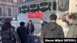 Građani su na štandu mogli da dobiju informacije o masakru koji se dogodio na jednoj od najprometnijih sarajevskih pijaca, 5. februar 2026.