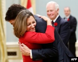 Прем'єр-міністр Канади Джастін Трюдо вітає Христю Фріланд із призначенням на посаду міністра міжнародної торгівлі. Оттава, 4 листопада 2015 року