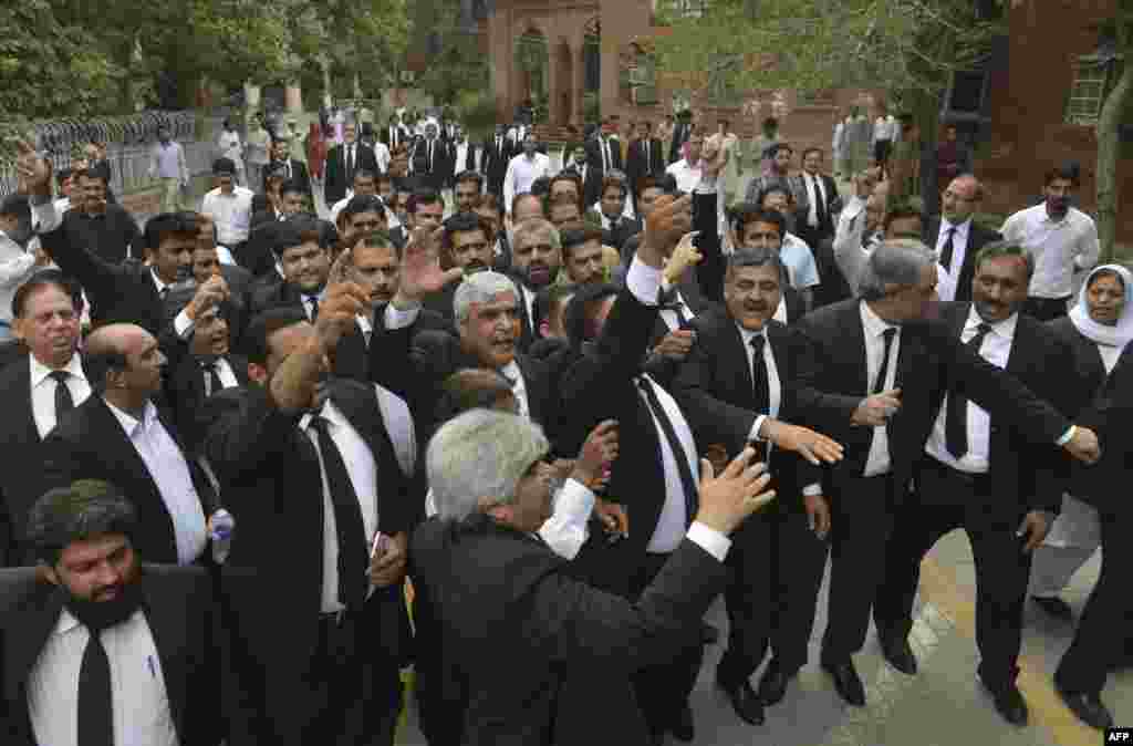 تر حملې وروسته د پاکستان بېلابېلو ښارونو کې وکيلانو مظاهرې وکړي