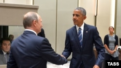 Vladimir Putin (majtas) dhe Barack Obama duke u përshëndetur gjatë takimit të sotëm