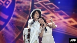 Naviband of Belarus perform the song Story Of My Life in Kyiv on May 11. The duo qualified for the final.