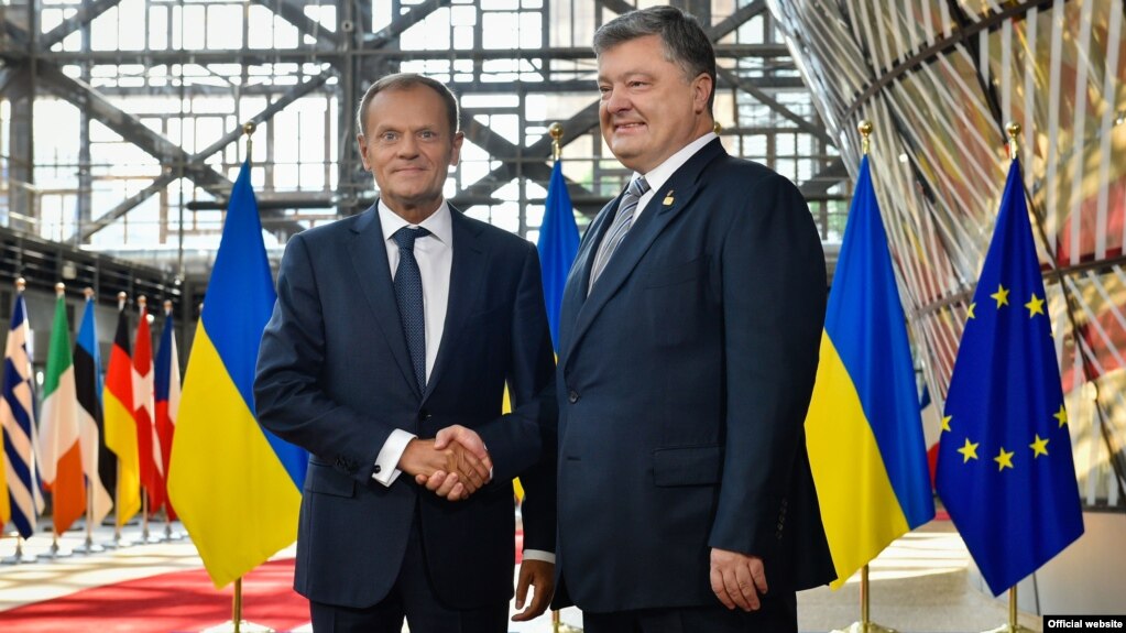 Ukrainian President Petro Poroshenko (right) meets with European Council President Donald Tusk in Brussels on June 22.