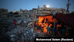 Palestinezët jetojnë në rrënojat e Gazës 