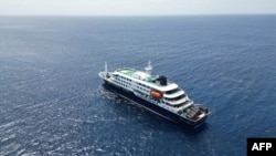 Круїзний лайнер MV Hondius на рейді порту Прайя, столиці Кабо-Верде, 4 травня 2026 року