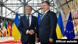 Ukrainian President Petro Poroshenko (right) meets with European Council President Donald Tusk in Brussels on June 22.