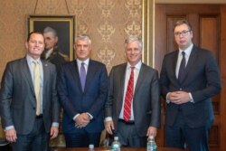 Роберт О'Брайен (оң жақтан екінші) Сербия және Косово басшыларымен бірге тұр.