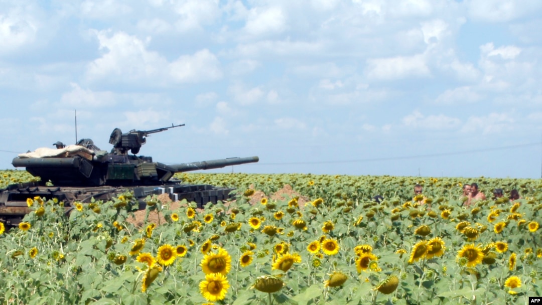 Украинский танк на позициях под Донецком