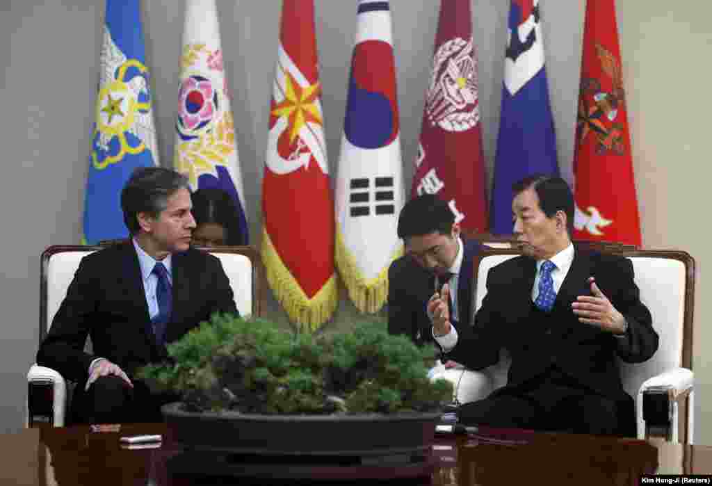 Antony Blinken volt helyettes honvédelmi miniszter dél-koreai minisztertársát, Han Min-Koot hallgatja egy 2016-os találkozójukon Szöulban.