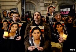 Протестная акция перед посольством Саудовской Аравии в Лондоне. Участники держат в руках портреты Раифа Бадави. 2015 год