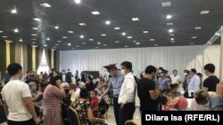 Балалары қашықтан оқуға дайын емес шымкенттік әйелдер қала әкімдігіне келіп шағымдарын айтты. 28 тамыз 2020 жыл.