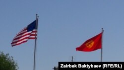 Флаг США и Кыргызстана. 