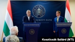 Orbán Viktor miniszterelnök és Matolcsy György jegybankelnök 2021. július 6-án tájékoztatót tart, miután megtekintették az ország aranytartalékát