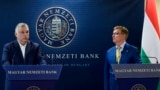 Orbán Viktor miniszterelnök és Matolcsy György jegybankelnök 2021. július 6-án beszédet tart, miután megtekintették az ország aranytartalékát