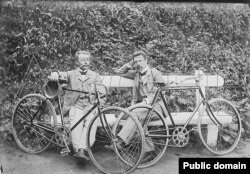 Лявон Дубейкаўскі (сядзіць справа) з сябрам падчас адпачынку ад паездкі на ровары. 1914 г.