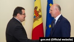 Şeful Delegaţiei UE la Chişinău, Peter Michalko, şi premierul moldovean Pavel Filip, 15 septembrie 2017
