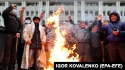 Протестующие против итогов выборов у здания Жогорку Кенеша. 