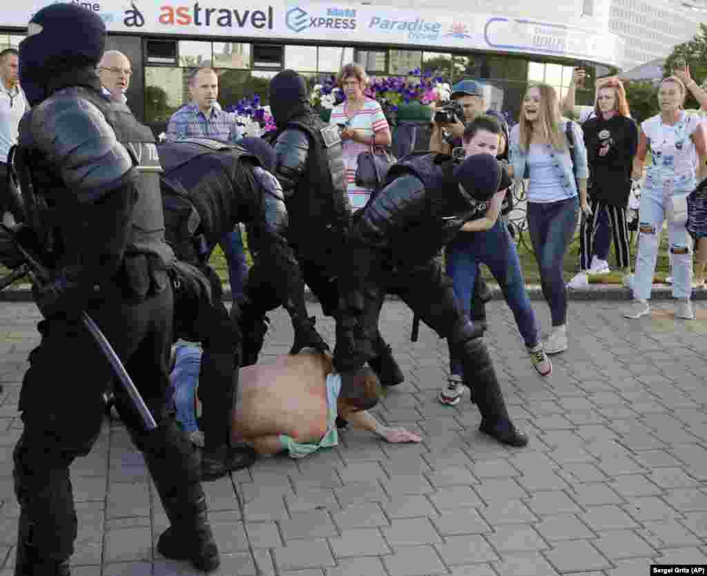 Protestatarii care s-au opus arestării au fost bătuți de către forțele de ordine.&nbsp;