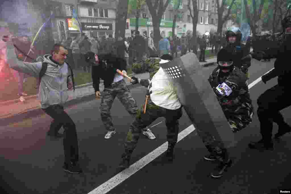 Pro-Russia (right) and pro-Ukraine supporters clash during a pro-Ukrainian rally in Donetsk on April 28. (Reuters/Baz Ratner)