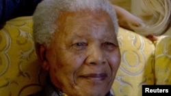 Оңтүстік Африка Республикасының бұрынғы президенті Нельсон Мандела үйінде отыр. ОАР, 6 тамыз 2012 жыл. 