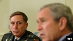 General David Petraeus (left) and U.S. President George W. Bush