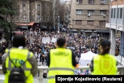 Studenti ispred zgrade Radio-televizije Srbije.