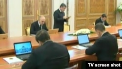 Türkmensitanyň hökümet maslahatyndan bir şekil.