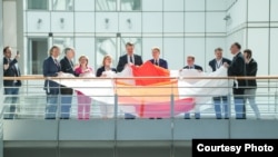 Дэпутаты Эўрапярлямэнту зь бел-чырвона-белым сьцягам