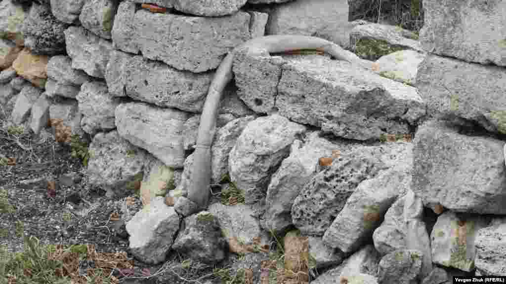 По всему Херсонесу электрокабели закопали в землю, протянули через древние стены