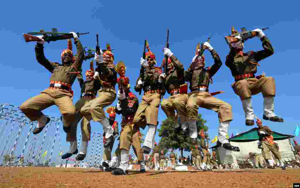 Pripadnici vojnih snaga Indije slave diplomiranje (epa/Sanjeev Gupta)