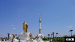 Aşqabadda Saparmurat Niyazovun qızıldan heykəli, iyun 2006