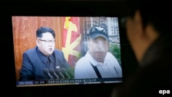 شبکه اس‌بی‌اس کره جنوبی در حال پخش گزارشی در مورد قتل کیم جونگ‌نام (راست تصویر) برادر ناتنی رهبر کره شمالی (چپ تصویر) است