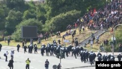 Policia në Hamburg duke u konfrontuar me protestuesit