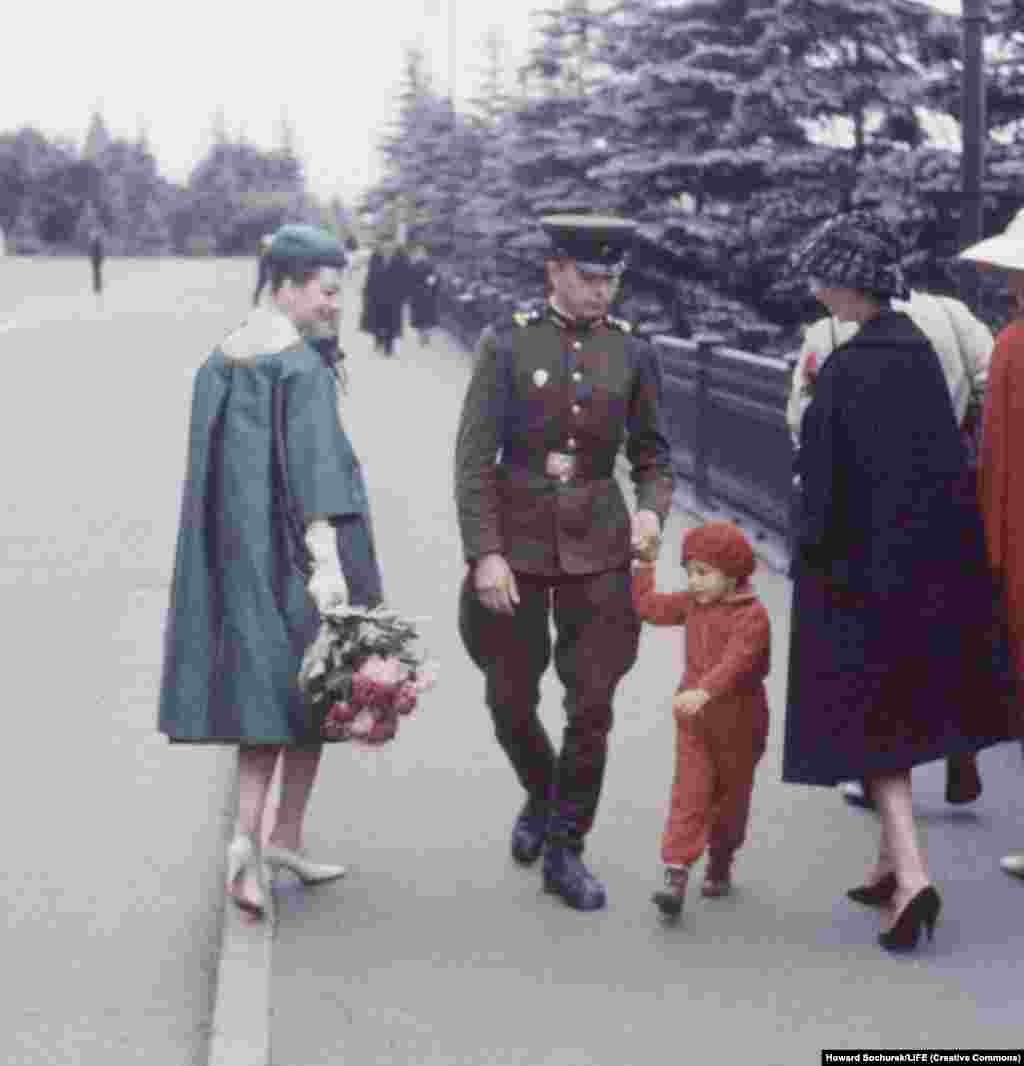 Some locals seemed wary of the showy foreigners. This Soviet soldier and child advanced straight through the French line.