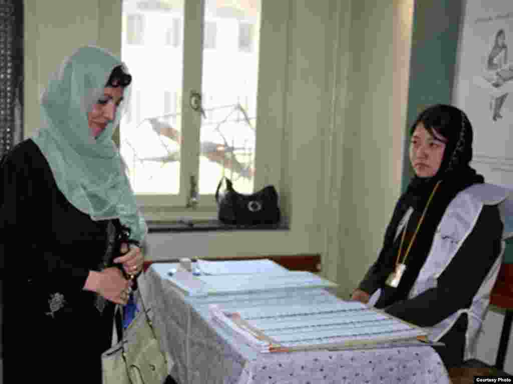 زینت کرزی خانم حامد کرزی نیز در رای گیری اشتراک کرد