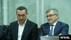 Екс-депутат Микола Мартиненко (л) та його адвокат (п)