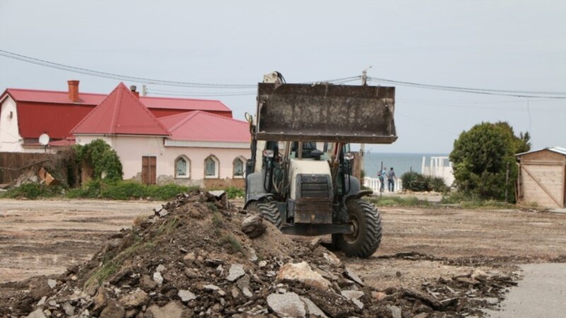 В Севастополе начали ремонт набережной парка Победы, часть пляжей будет перекрыта (+фото)