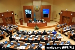Заседание мажилиса, нижней палаты парламента Казахстана, за день до брифинга об его роспуске. Астана, 9 ноября 2011 года.