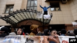 Туркиялъул вакиллъиялда цебе россиялъулазул демонстрация. Москва, 25 ноябрь.