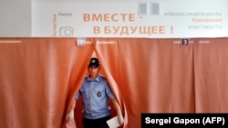 Поліцейський голосує достроково, Білорусь, 4 серпня 2020 року