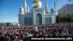 Мусульмане молятся перед Московской соборной мечетью 