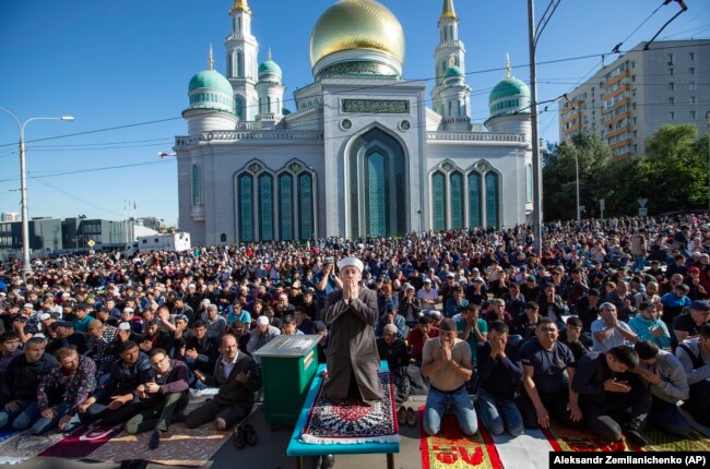 Muslims pray outside the Moscow Cathedral Mosque during celebrations of Eid al-Fitr on June 4, 2019.