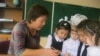 Опрос социологов: 42% россиян считают зарплату учителей низкой 