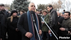 Armenia - Opposition presidential candidate Raffi Hovannisian addresses supporters in Yerevan's Liberty Square, 19Feb2013.