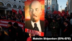 Astăzi la celebrarea la Moscova a Marii Revoluții din Octombrie cu portretul lui Lenin...