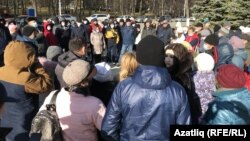 Башкортстан парламенты янында ризасызлык белдерүчеләр