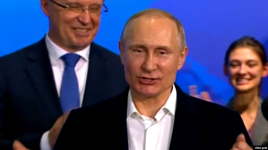 Владимир Путин выступает перед своими сторонниками после победы на президентских выборах в марте 2018 года