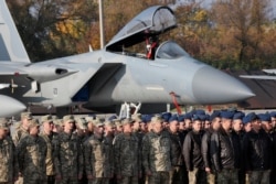 Украинские военные на фоне американского истребителя F-15 во время учений под Хмельницким, 2018 год