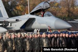 Украинские военные на фоне американского истребителя F-15 во время учений под Хмельницким, 2018 год