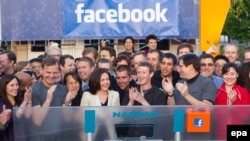 Марк Цукерберг (ортада) Facebook акцияларының Nasdaq қор биржасына түскенін бастап, қоңырау соққан сәті. АҚШ, 18 мамыр 2012 жыл.
