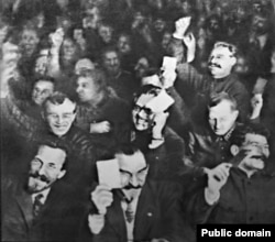 Видимость единодушия: большевистские вожди голосуют на одном из партийных форумов. Слева внизу – Рыков, справа – Сталин (хотя в политическом смысле всё было наоборот)
